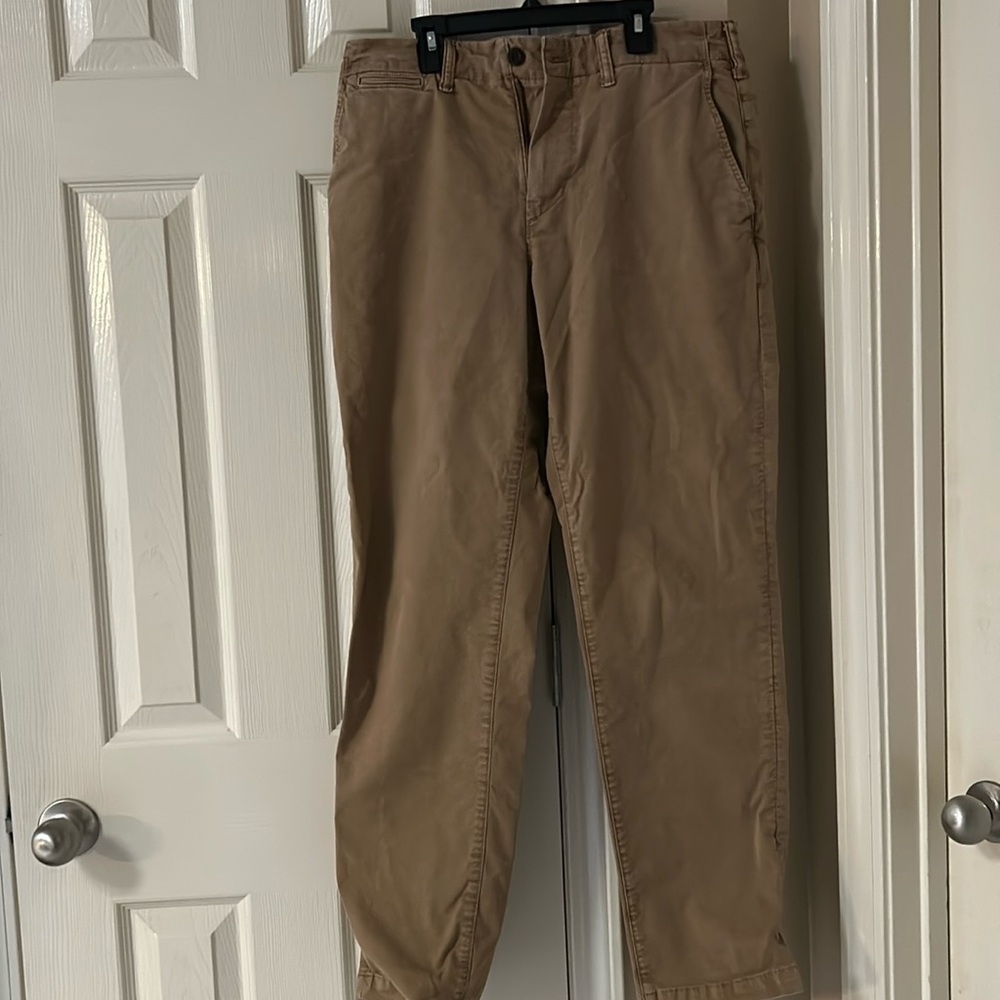 Men’s American Eagle flex khaki pants